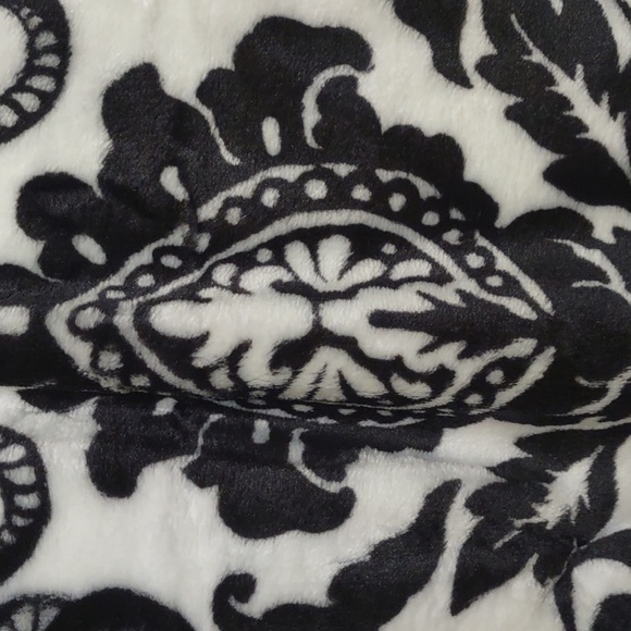 Crimson Gate printed microvelour throw - Picture 8 of 9